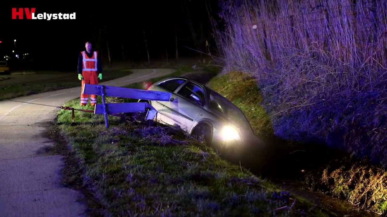 Auto belandt in greppel naast Houtribweg