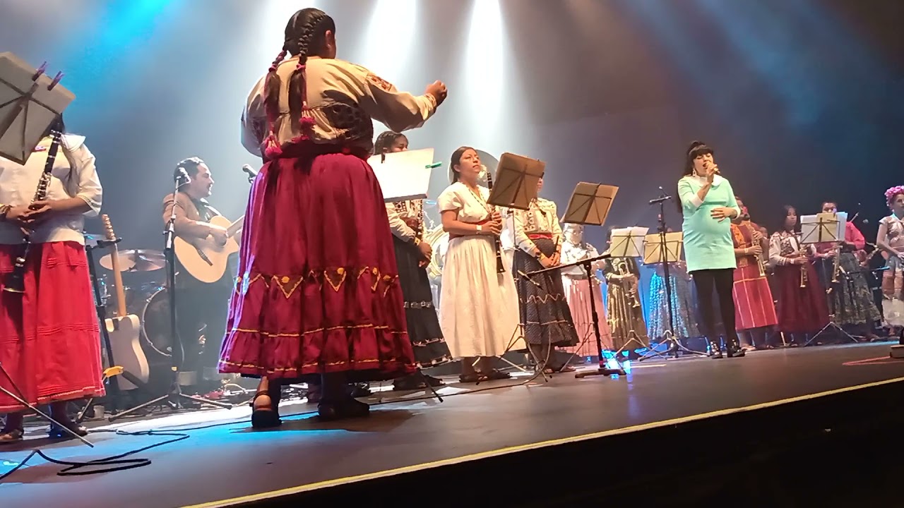 Se Va La Vida - Mon Laferte ft Mujeres Del Viento Florido (en vivo)