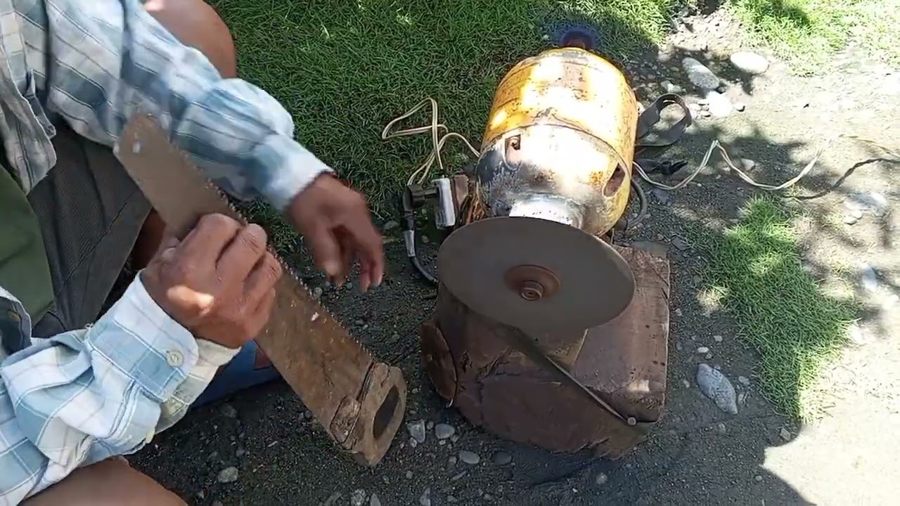 SHARPENING HAND SAW | ELECTRIC SHARPENER | SAW  #viral #tools #machine #sharpenthesaw #trending 