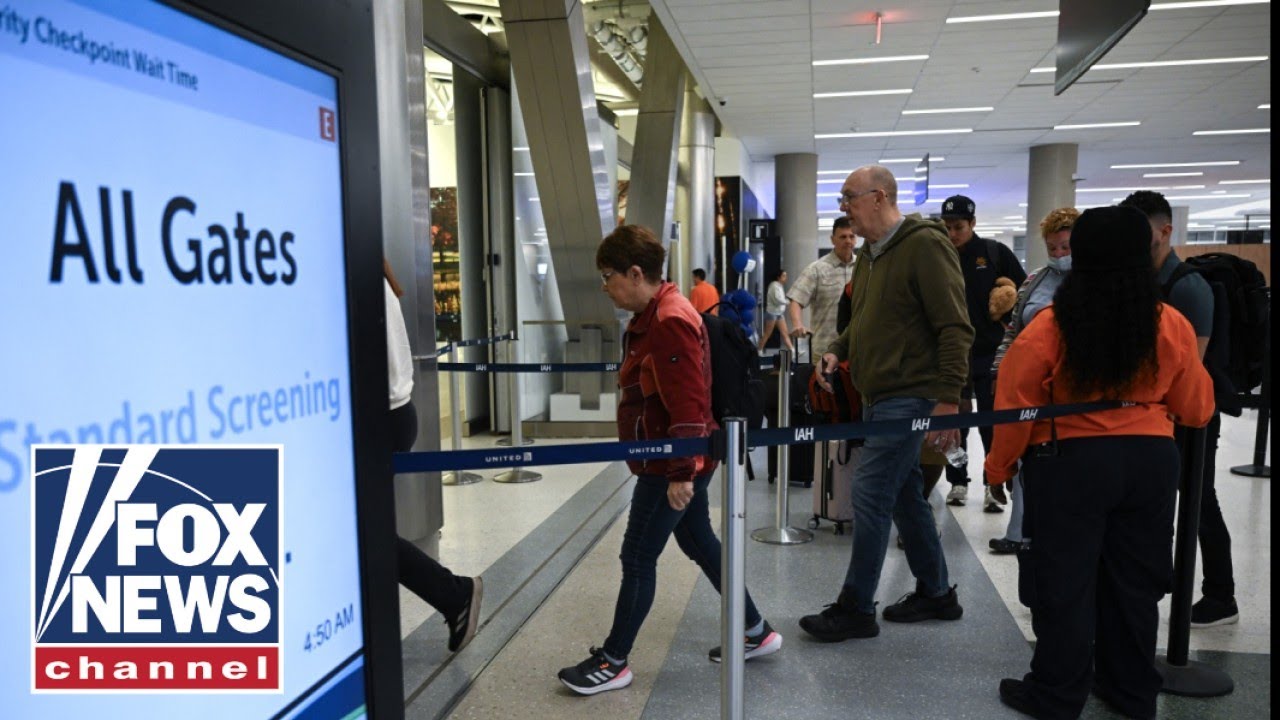 Проблемы с TSA: Путешественники выстраиваются в длинные очереди на досмотр в аэропортах на фоне п...