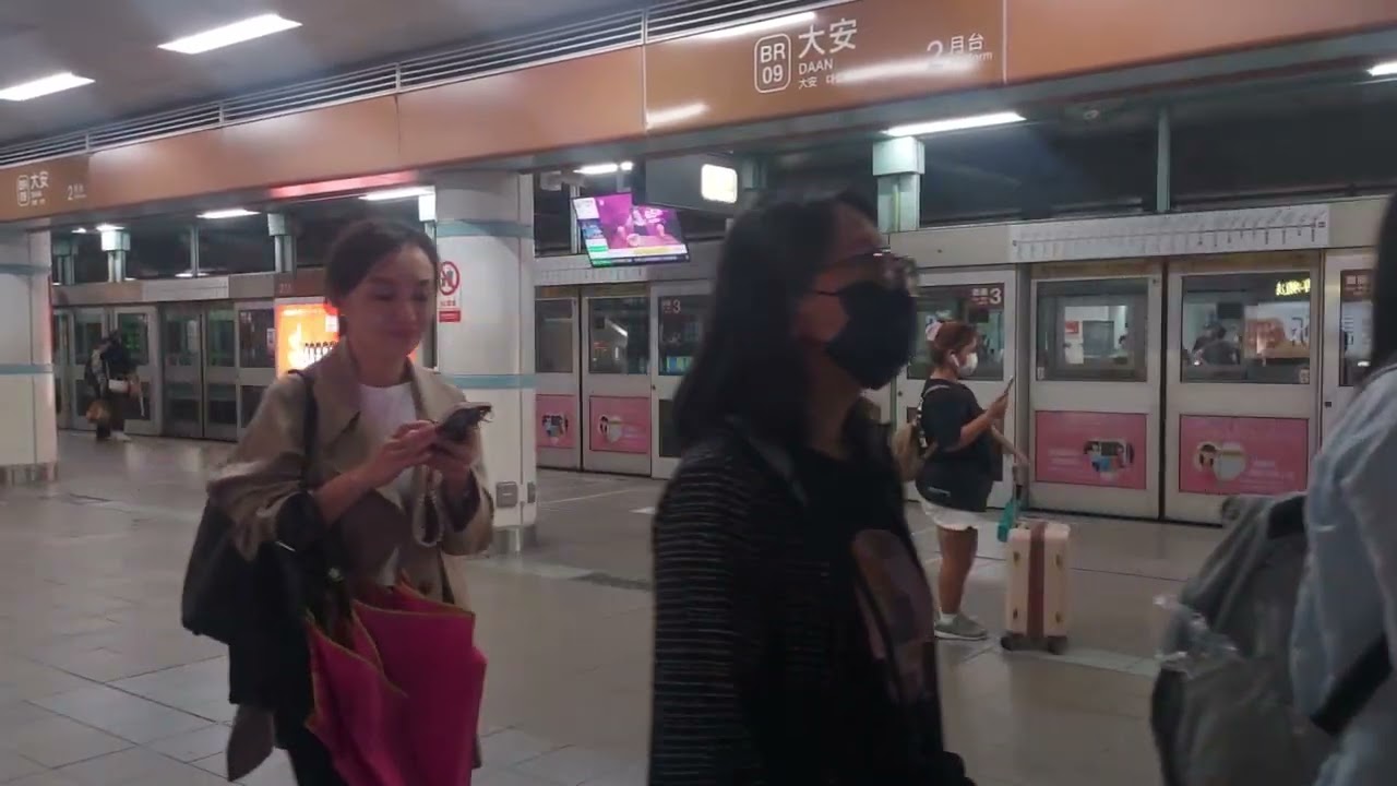 台北捷運 文湖線 大安站 下班尖峰時刻人潮(往動物園方向) [BR09 TZ]