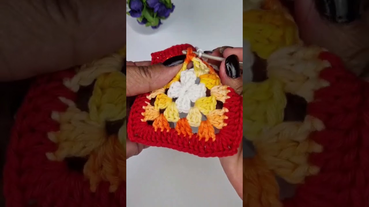 Um square diferente...lindo!! #pittysarts #crochet #shorts
