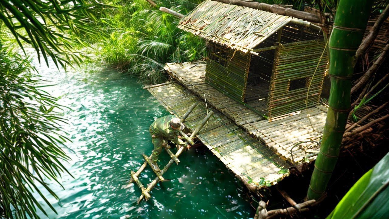 Full Video: Build a Bushcaft shelter. Hunt fish, shrimp, frogs and pick fruits in the deep forest.
