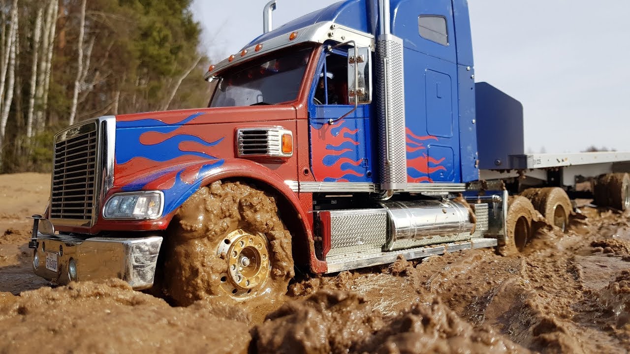 ЗАСТРЯЛ ГРУЗОВИК ... Вытаскиваем экскаватором ... RC mudding, truck and excavator