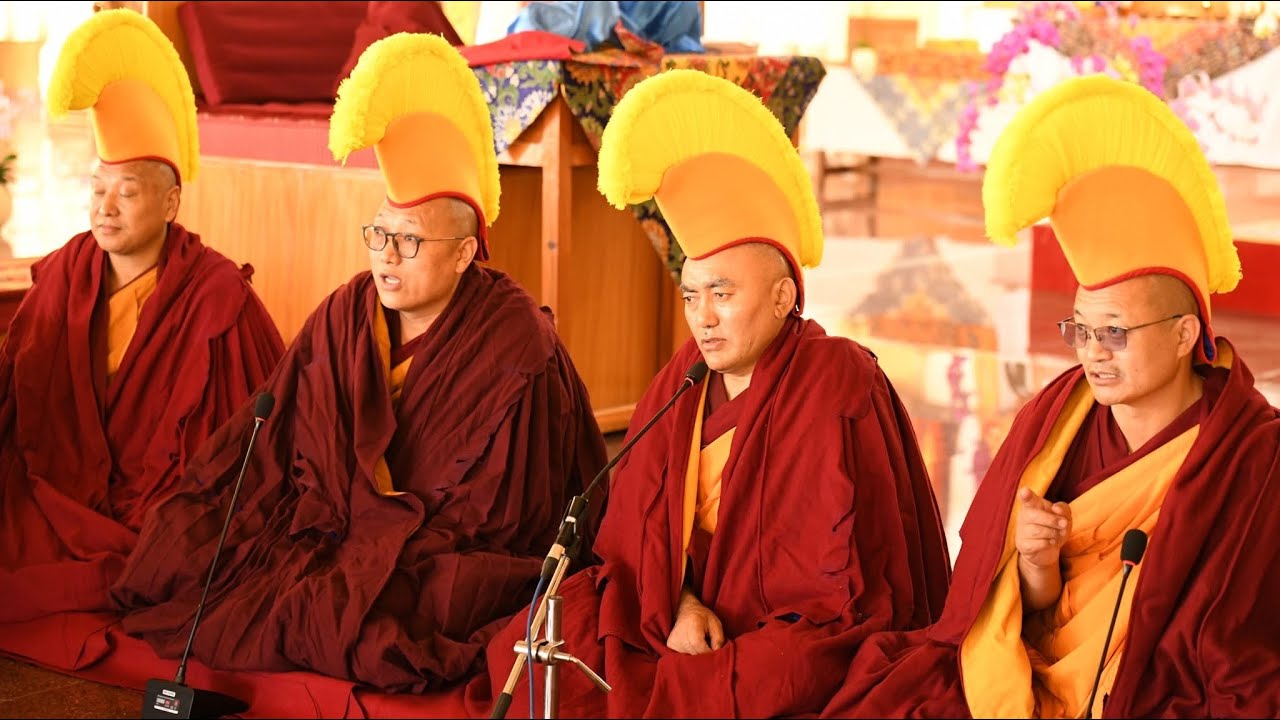 སྔགས་རིམ་བཤད་པ་སྐྱོར་གྲུབ་མཚམས་སུ་དམ་འཇོག་གྲུབ་རྗེས་མཇལ་དར་སྒྲོན་འབུལ་ཞུ་བཞིན་པའི་བརྙན་ཐུང་།