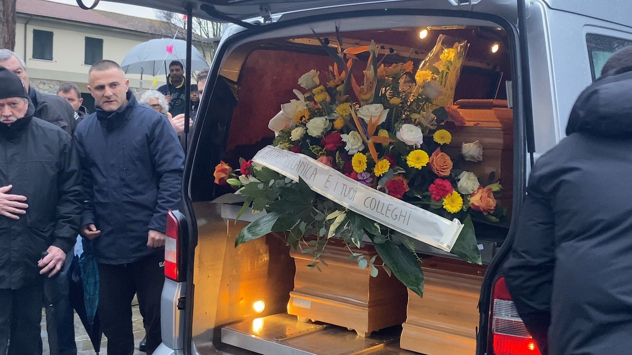 Silenzio, commozione e tante lacrime sotto la pioggia l'ultimo saluto alla famiglia uccisa dal monos
