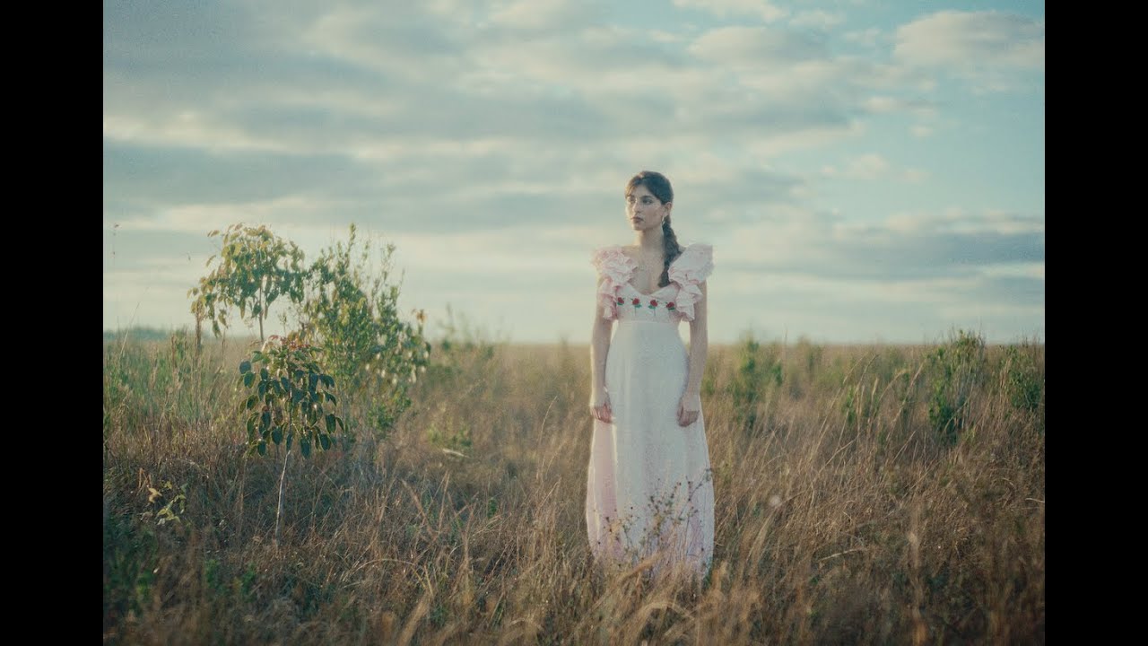 Andrea Bejar - Quien Tengo Que Ser (Official Music Video)