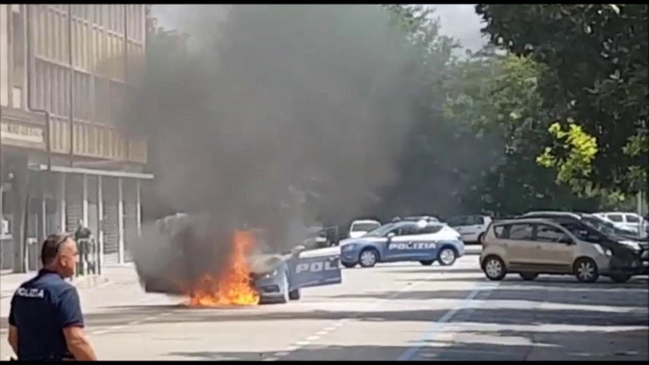Padova, una volante della polizia va a fuoco in via Scrovegni. IL VIDEO