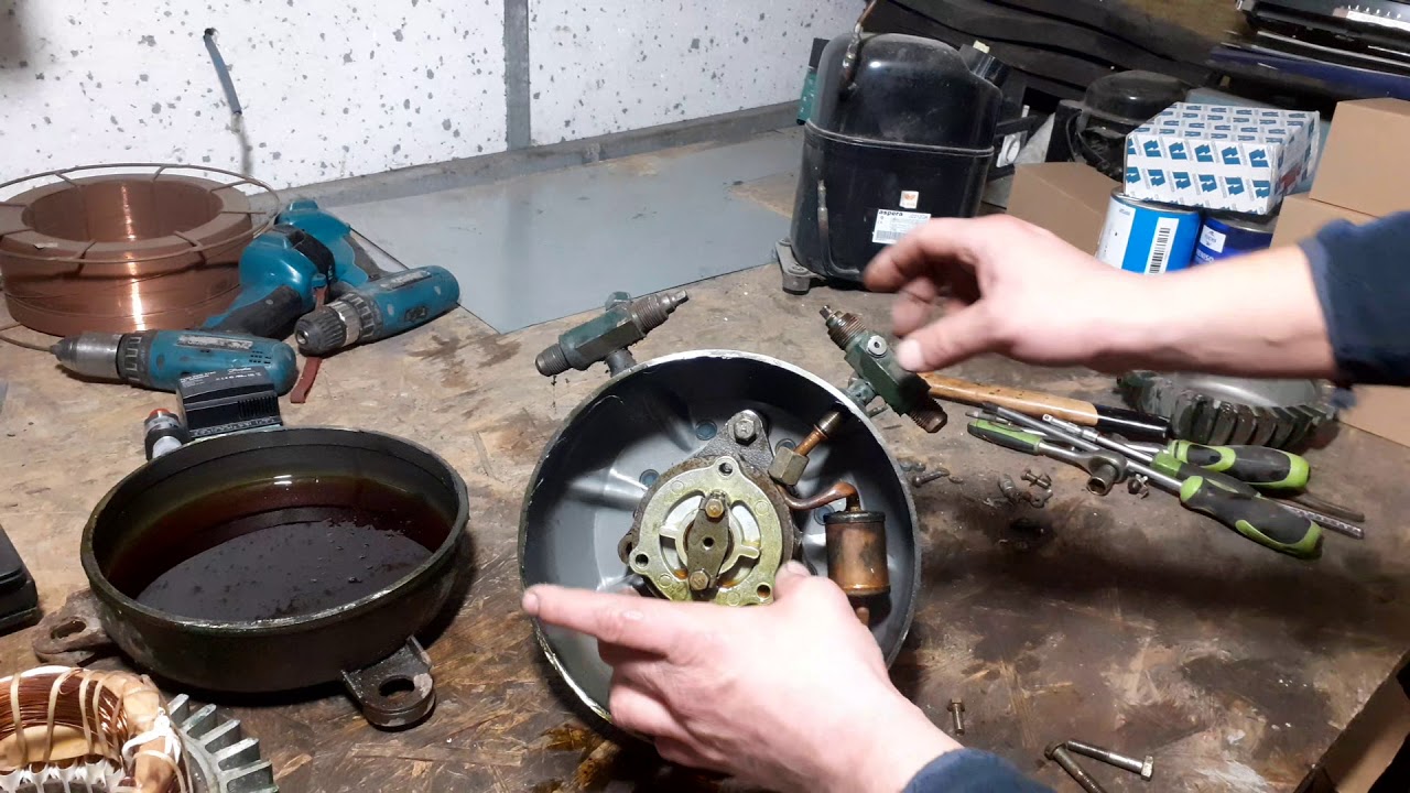 Stara sprężarka chłodnicza w środku