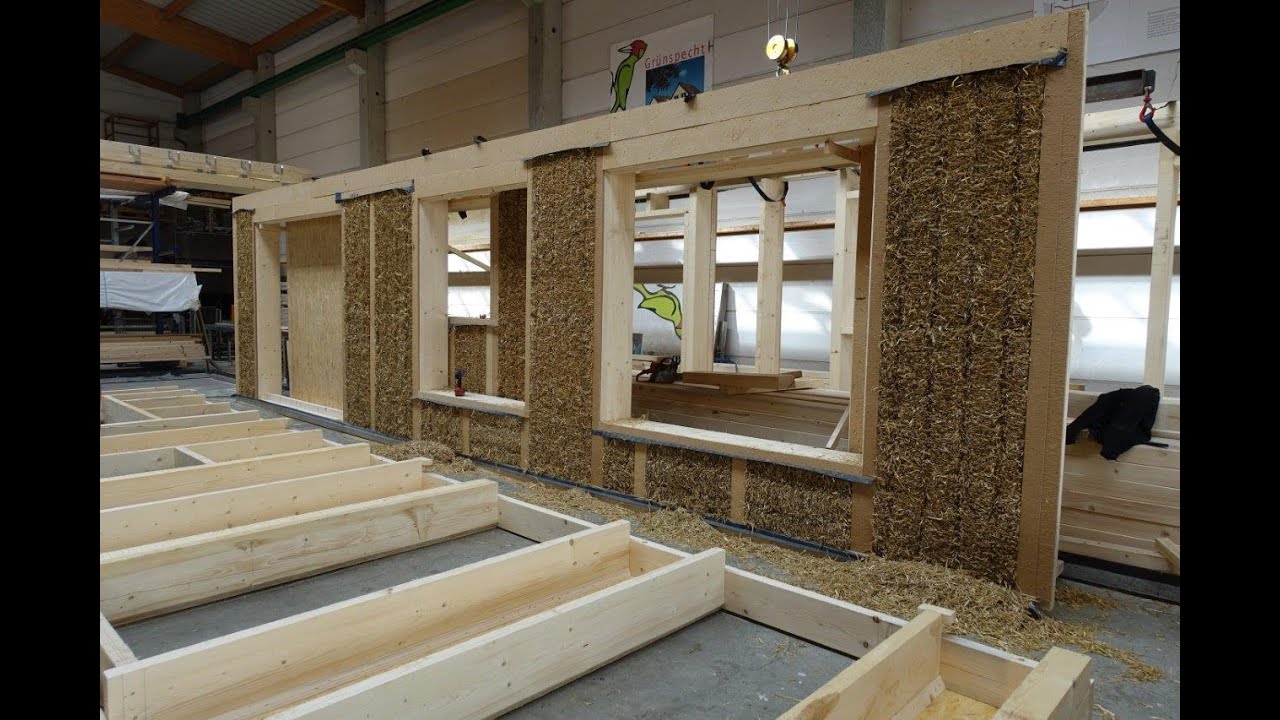 GrünspechtHaus Strohbau - Einbau der Strohdämmung