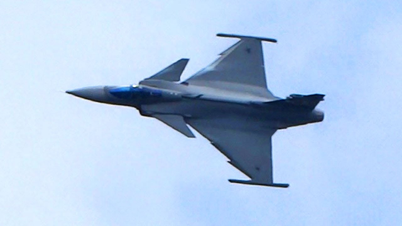 Gripen! Novo Caça do Brasil, Faz Voo em Brasília no Dia do Aviador