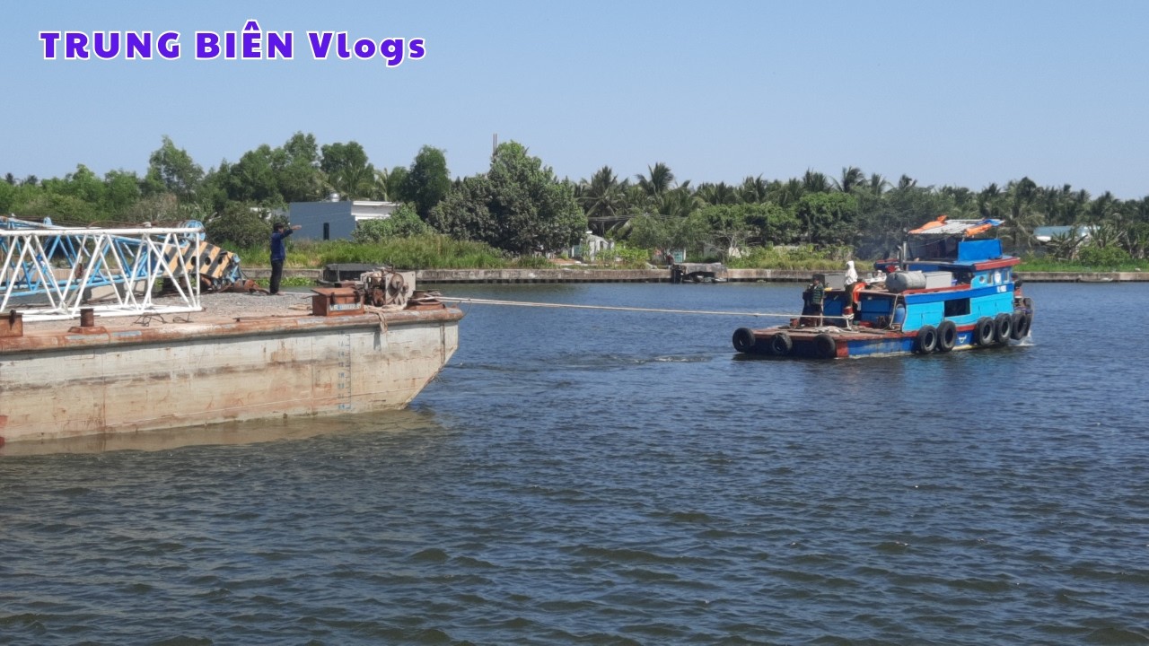 Tàu Nhỏ Kéo Tàu Rất To Vượt Cống- Trung Biên Vlogs #ConTauVuotCong #MienTay #SongNuoc