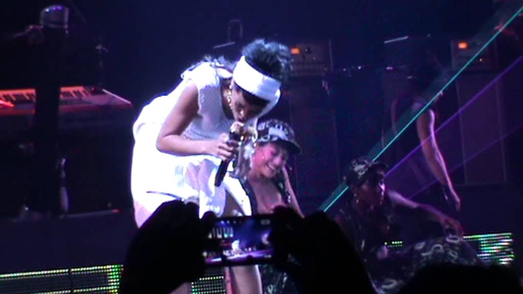 Only Girl (In the World) - Rihanna Live in Manila 2013