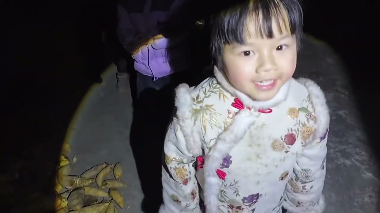 越南媳妇在中国：晚上10点带两个孩子一起出去收冬笋 今天运气不错 收的冬笋都是大个头 明天可以卖个好价钱