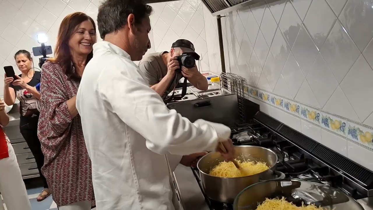 El chef portugués José Avillez prepara 'Bacalau a Brás'