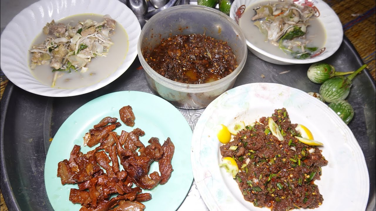 แกงไก่บ้านใส่หัวปลี ก้อยเนื้อ ทอดเนื้อแห้ง กินข้าวแลง