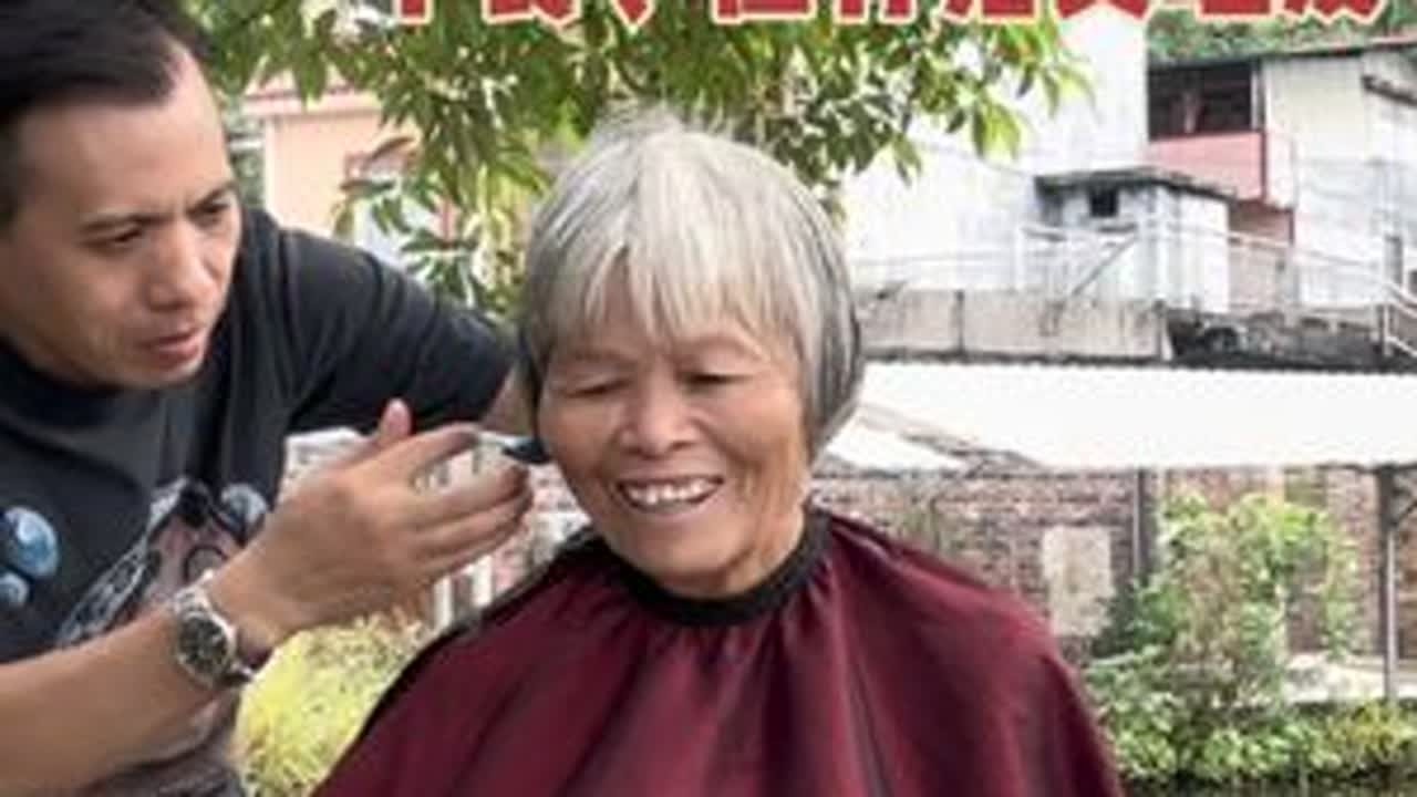 工作之余给农村老人免费理发、大家可以给我个免费的关注和点赞吗？#传递正能量让世界充满爱 #罗城仫佬族自治县 #龙腾村#公益活动