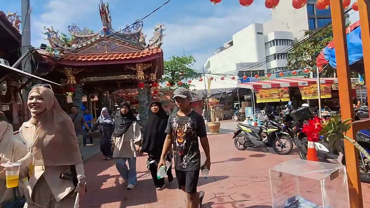 Walking around Chew Jetty 