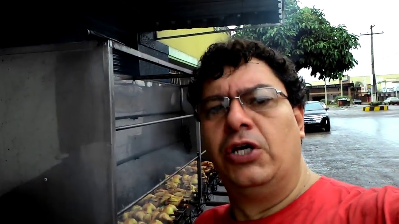 Frango na brasa,  as engrenagens da churrasqueira