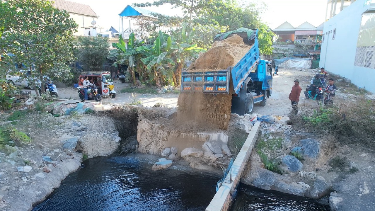 Project Building a Stream – Bulldozer space pond flooded 5x20m, Bulldozer Pushing into Water