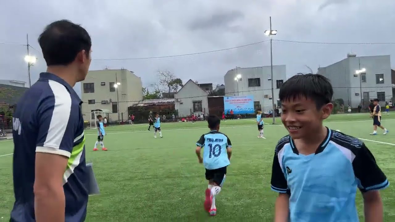 Đá bóng Nam TIểu học Hương Trà và Tiểu học Phú Ninh