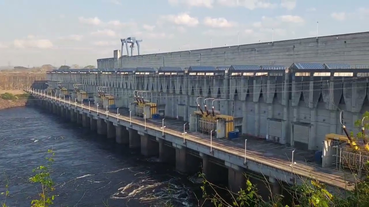 Central Hidroeléctrica de Macagua  Sala de Máquinas  II  con el Ecomuseo del Caroní y Plaza del Agua