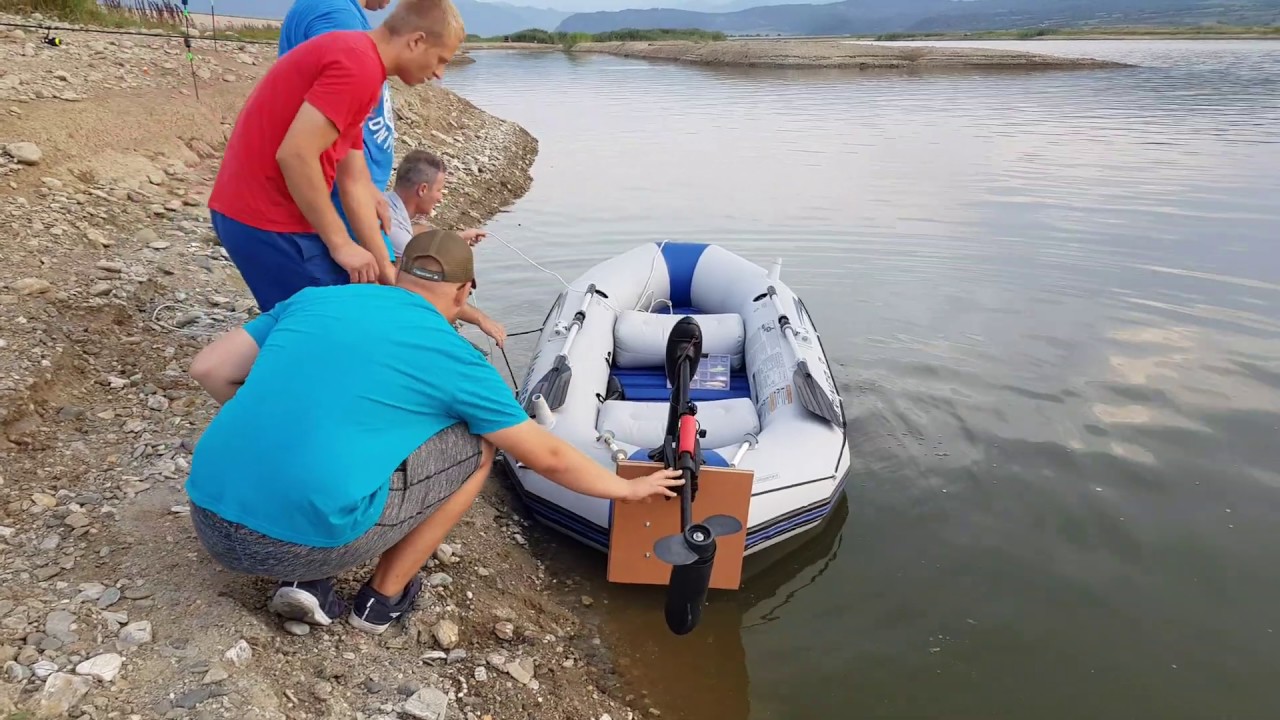 La pescuit cu Barca INTEX MARINNER 3 cu motor electric.