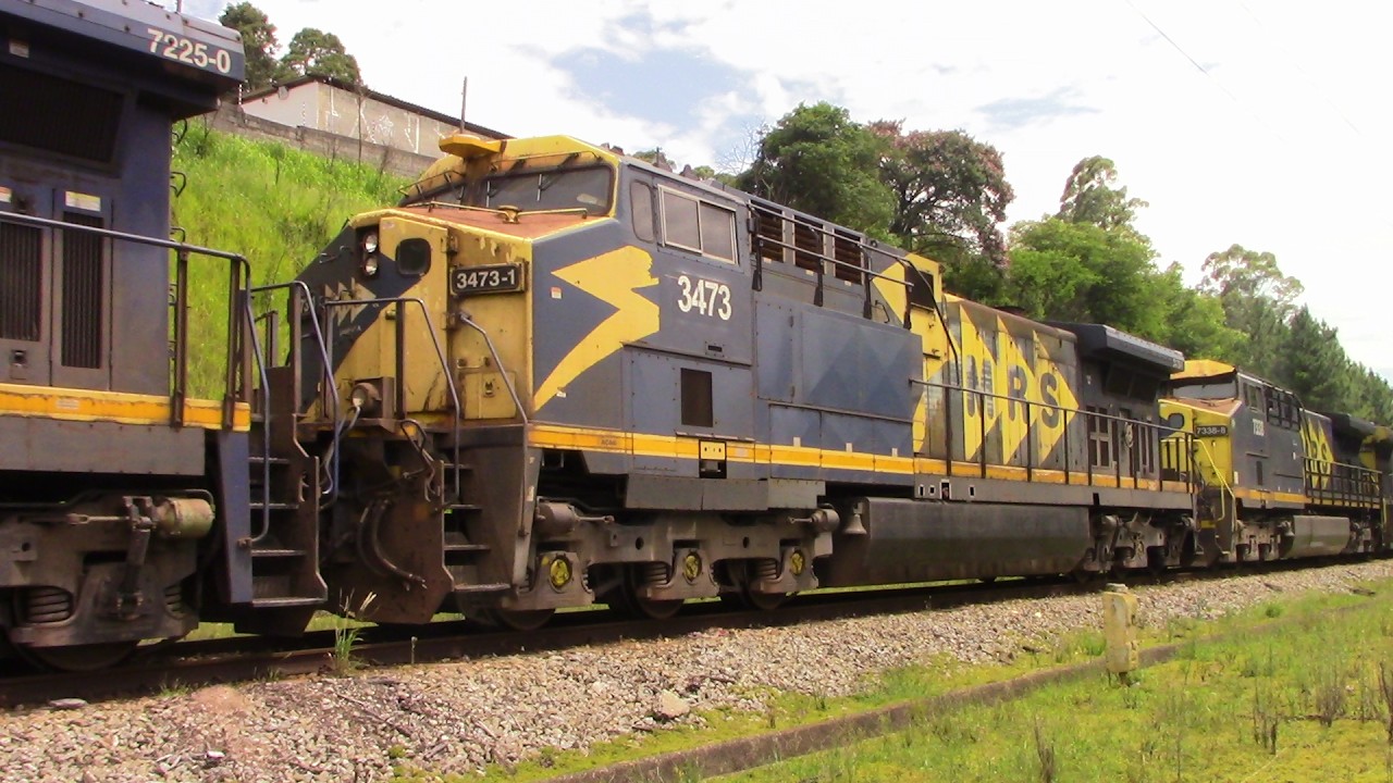 Locomotivas AC44i e C30-7MP no trem de carga geral da MRS passando por Itaquaquecetuba