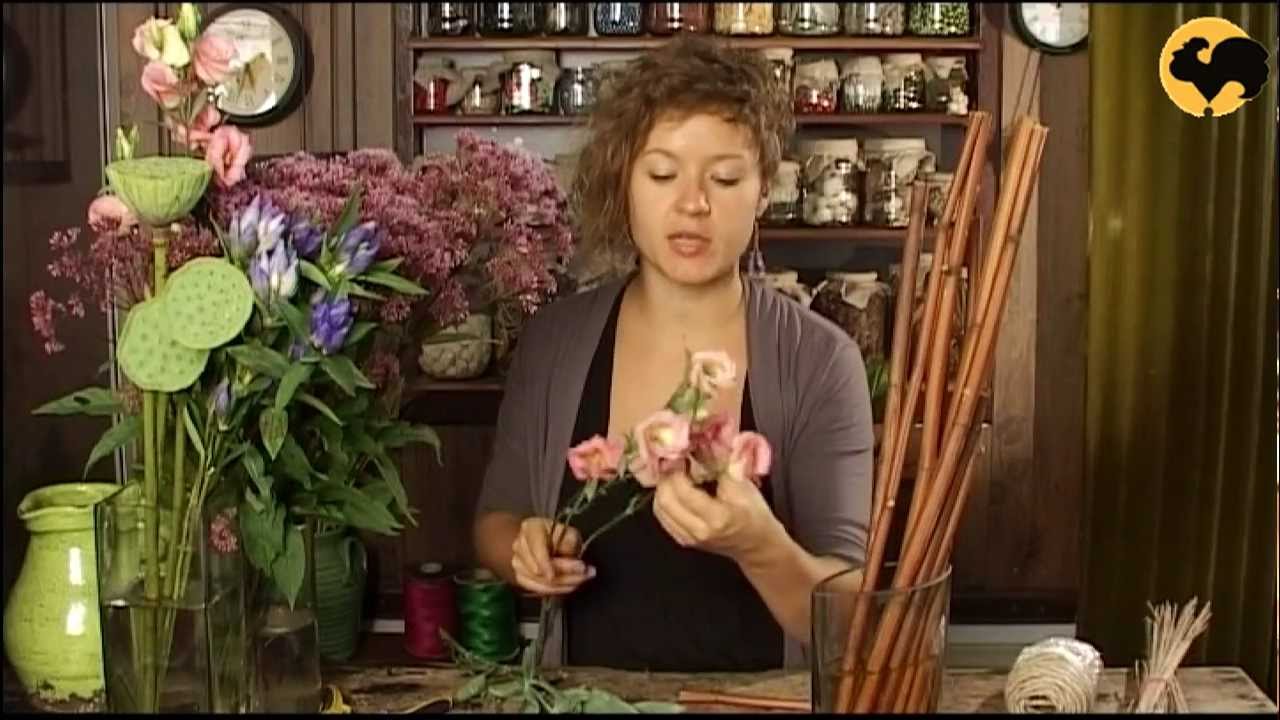 Ботаника. Композиция в вазе с ветками и цветами
