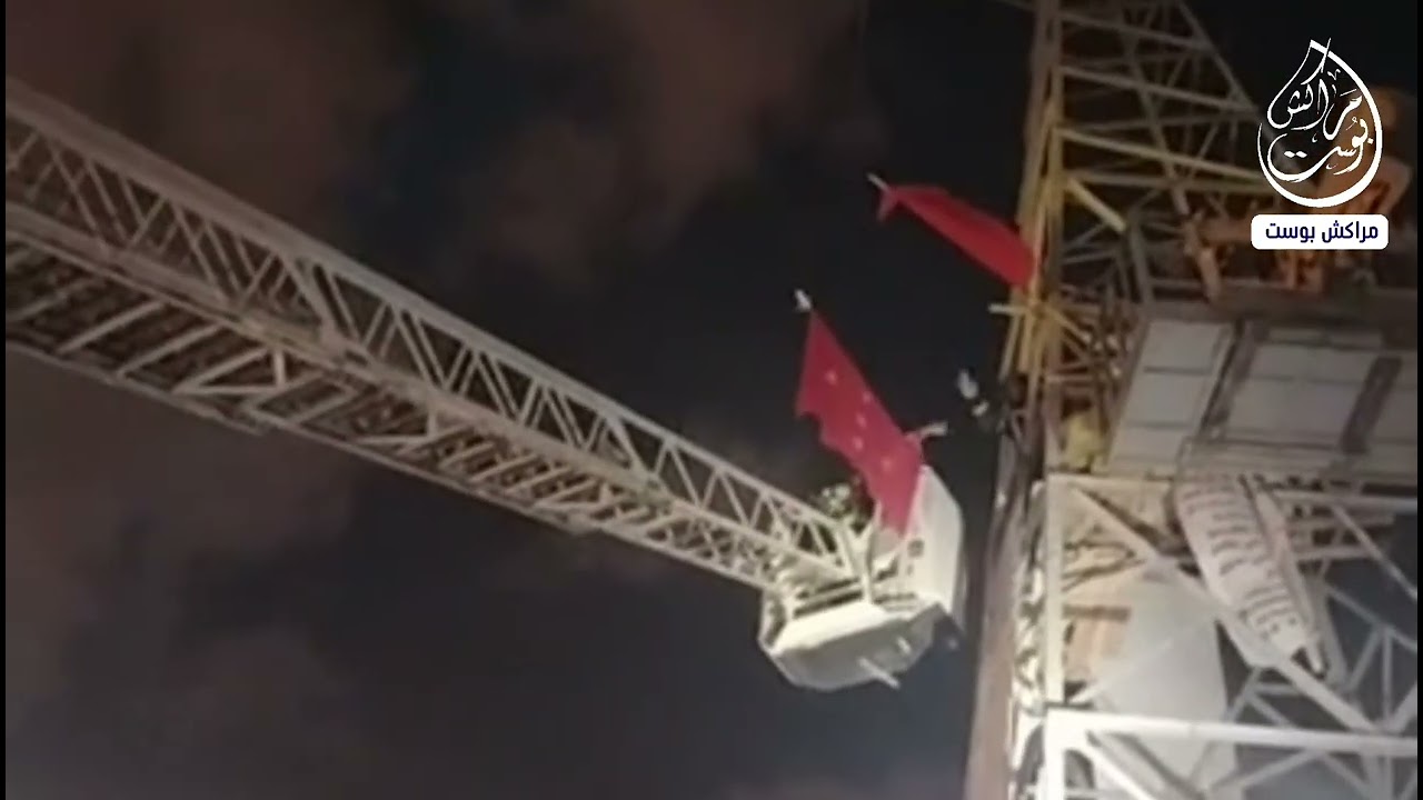 لحظة إنزال الشخص الذي إعتصم بعمود كهربائي عالي توتر احتجاجا على نصب موثقة عليه في شقة سكنية