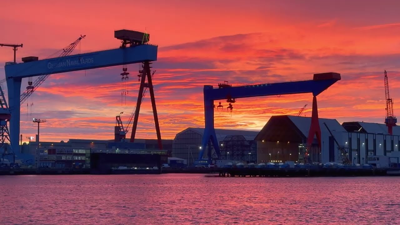 Sonnenaufgang in Kiel an der Kieler F&ouml;rde mit Blick auf die Kieler Werften TKMS & German Naval Yards