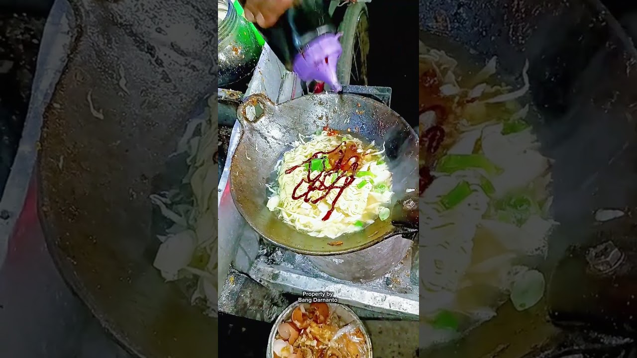 Proses pembuatan mie goreng oleh pedagang keliling 