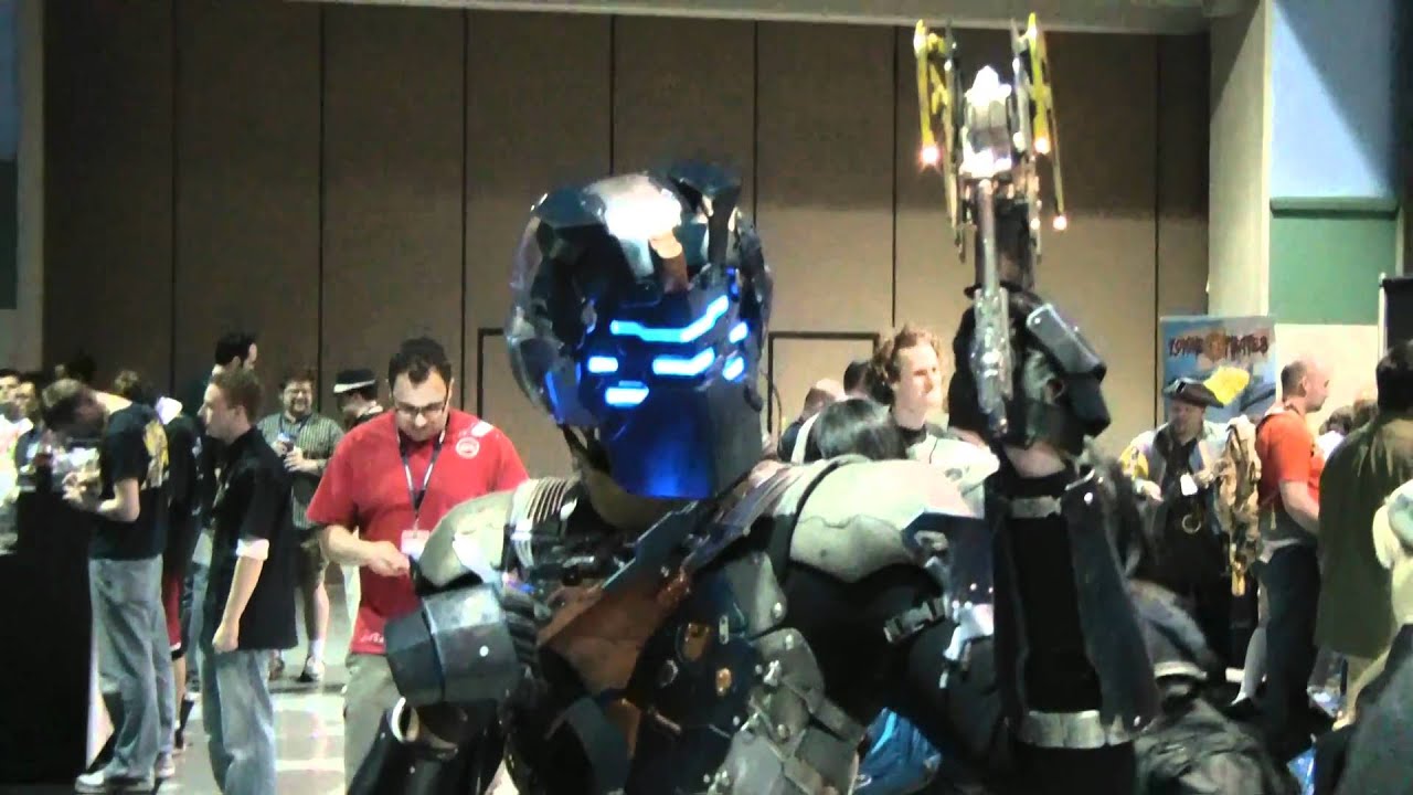 Dead Space Isaac cosplayer.