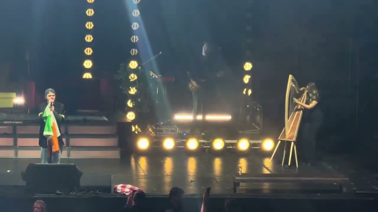 Alex Warren- Ordinary live with the harp in Dublin 3 Arena March 2025
