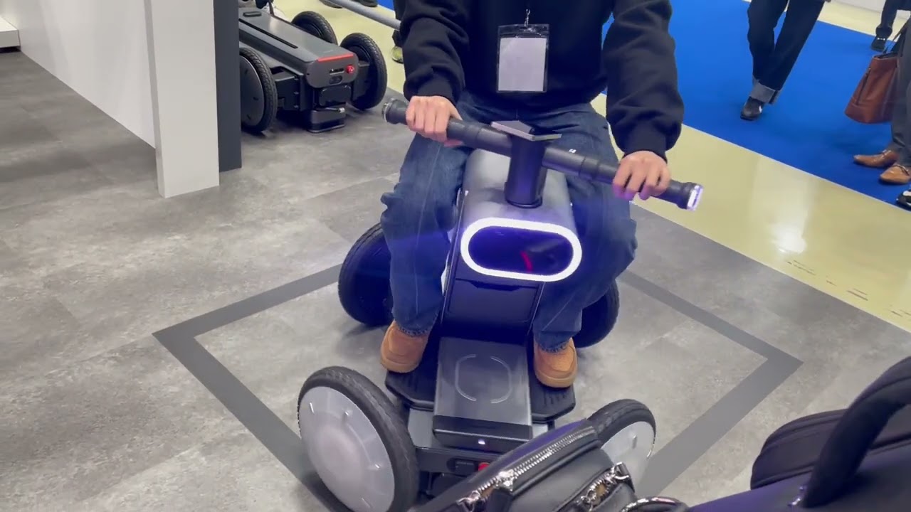【2025国際ロボット展】韓国のHyundai Motor Group Robotics LABが開発した「MobED」に人を乗せて走行する様子