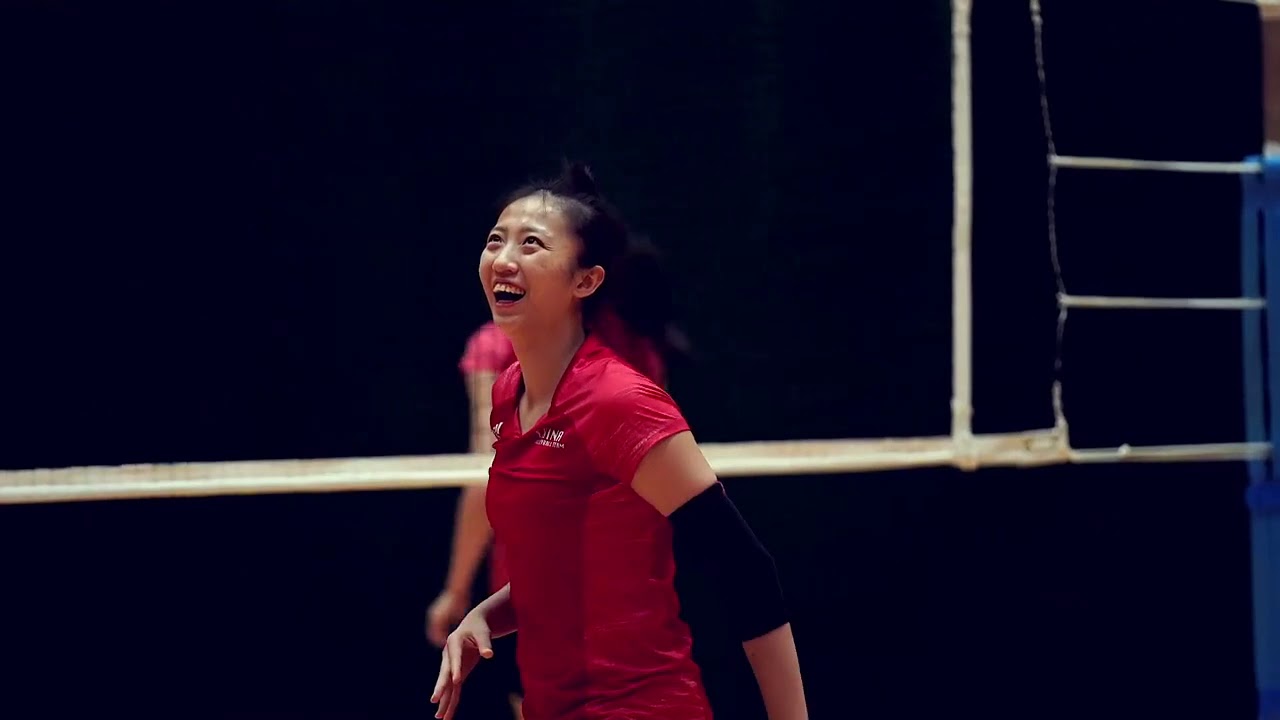 中国女排：【追梦人丁霞：只争朝夕，不负韶华💪】#丁霞0113生日快乐# 生日献礼！蛋糕三十而立的你，在再也不是“2”开头的年纪里勇敢狂奔吧，我们会一路陪你心心一起为追梦人@请叫我丁小霞