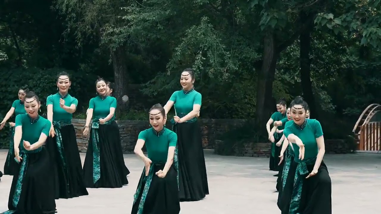 蒙古族群舞《山顶》表演者：北京洪天舞蹈课堂，指导老师：孙洪天，推荐单位：北京市文化馆。