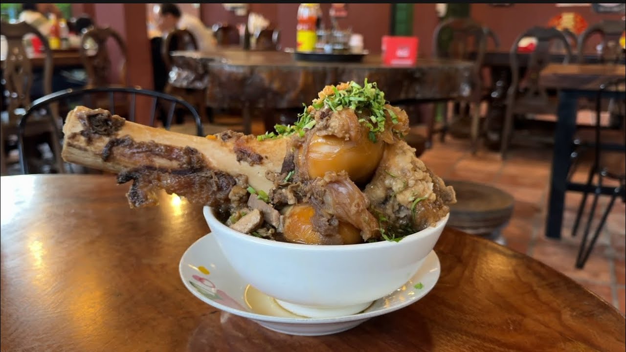 ស៊ុបឆ្អឹងធំ / Tasty Big Bone Soup in Siem Reap Province, Cambodia