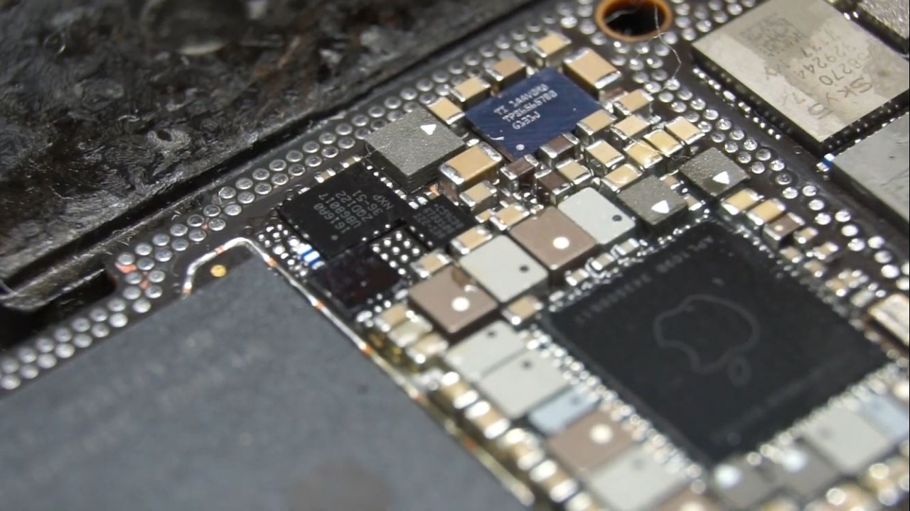 iPhone 13 Pro не включается и не заряжается