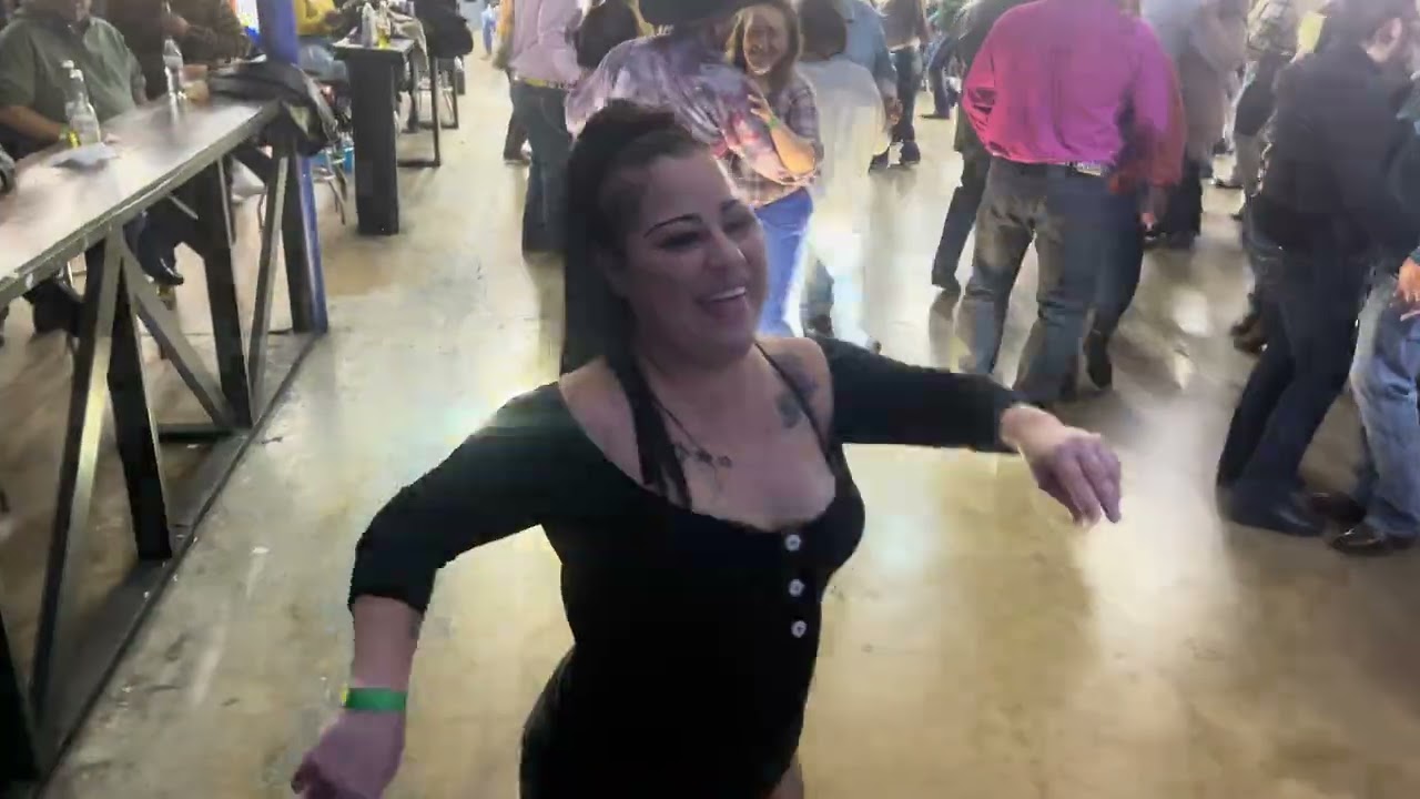 Siguen los bailes del 2024!  con pura cumbia ! Que chulo baila Ernesto y Érica!