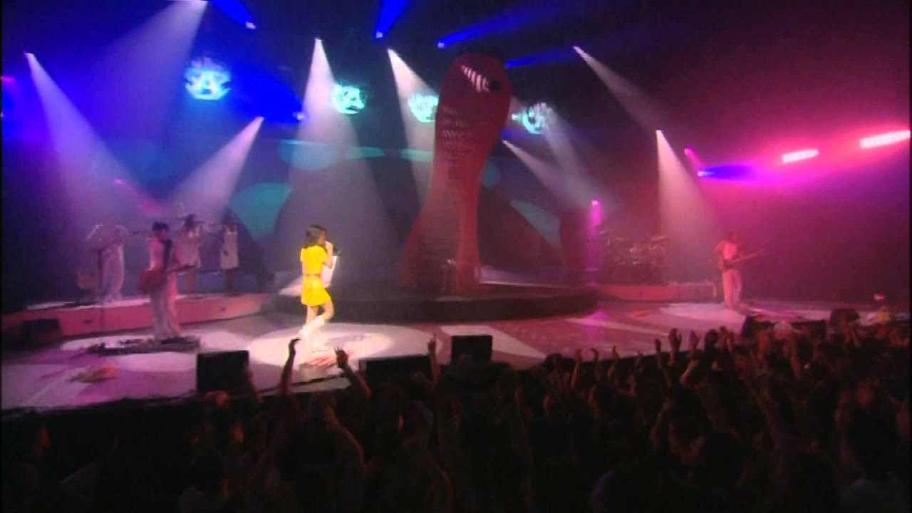 Alizée  -  K. O.  -  En Concert   -   with English closed captions