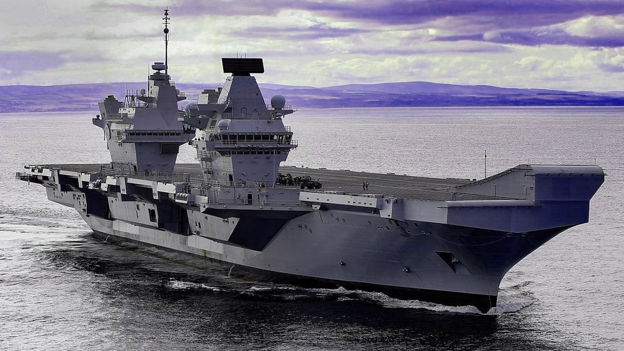 Feralny lotniskowiec Wielkiej Brytanii &mdash; dlaczego tonie szybciej, niż pływa?