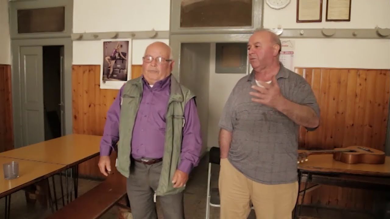 I cantori di Mattinata, l'amicizia, la cantina e canti alla stesa.