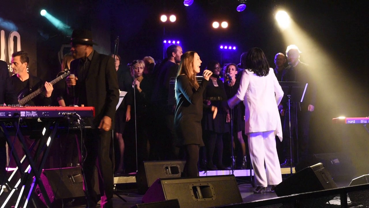 La chorale gospel de Mo&iuml;se Melende accompagne Mona Abel