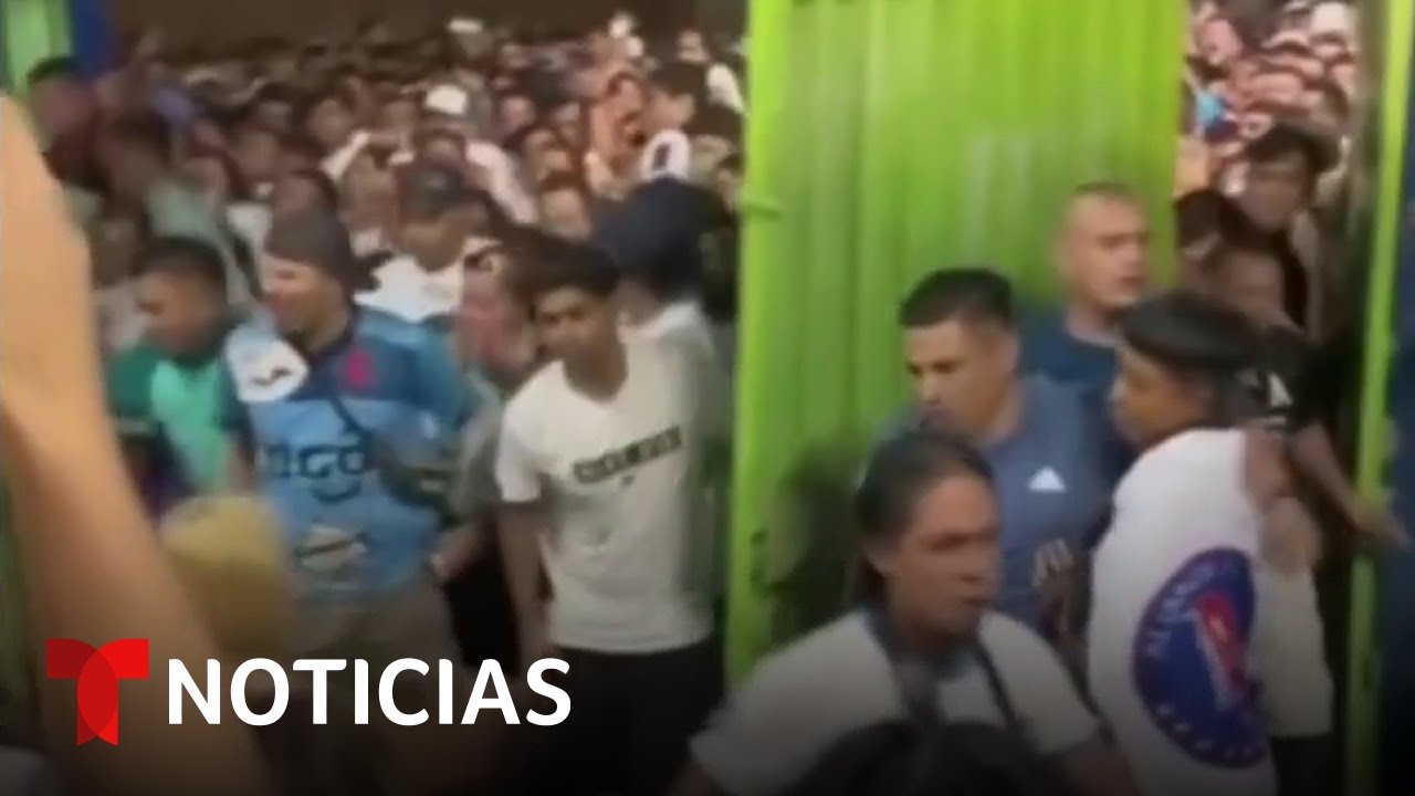 La estampida en un estadio de El Salvador ya es investigada | Noticias Telemundo