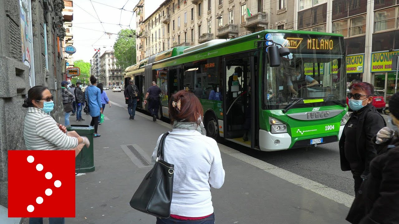 Fase 2, la circolare di Milano: passeggeri in attesa dei bus