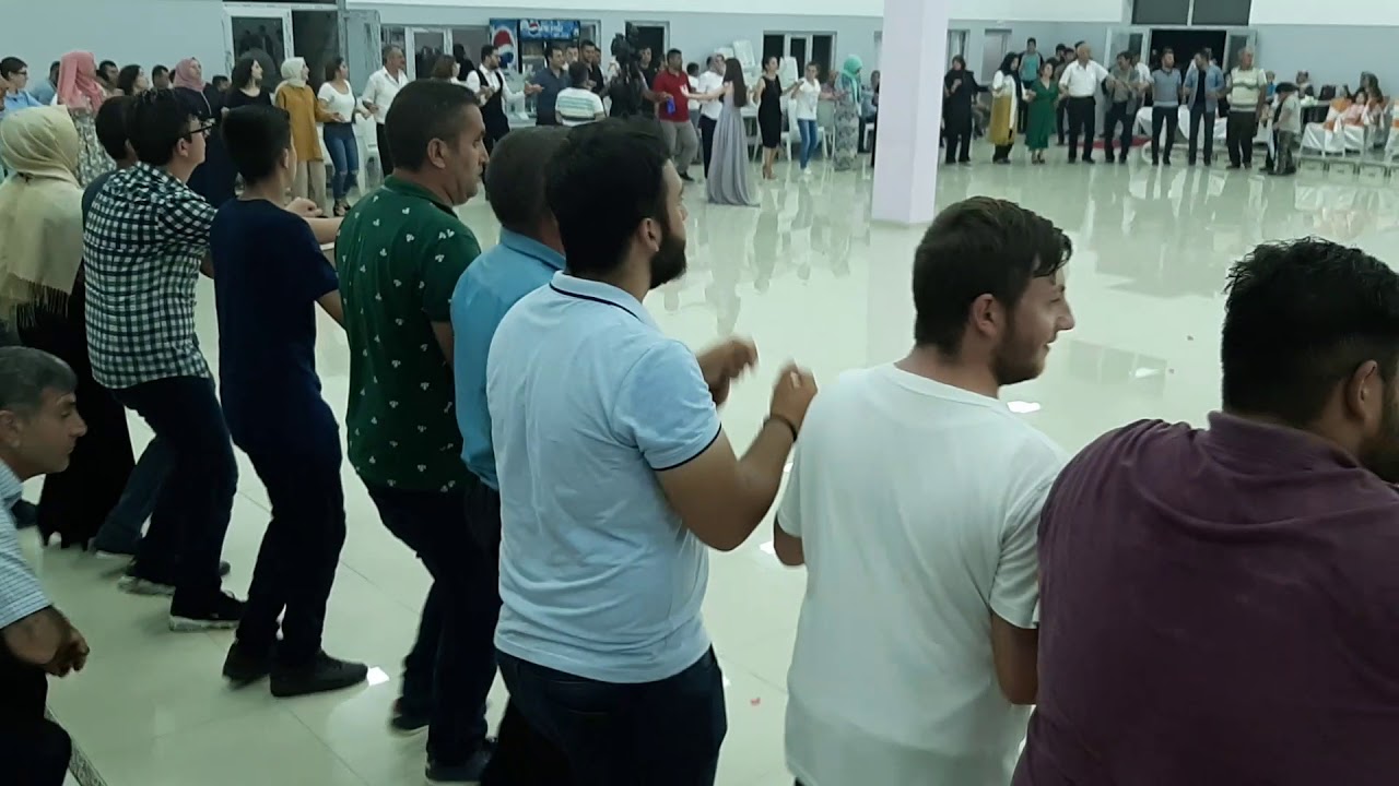 Grup Çukurçam eşliğinde Kağızman Cansu Düğün Salonunda Zeynep&Emre nin düğün töreni iyi seyirler.
