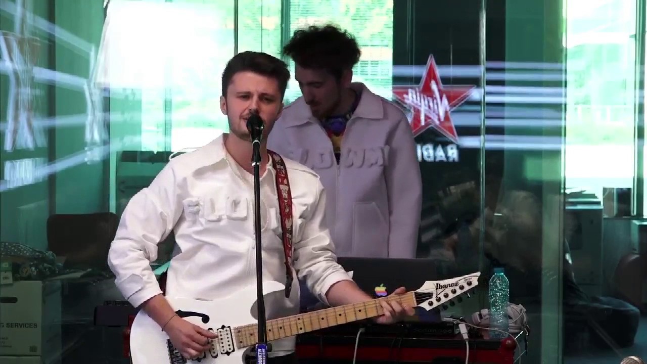 FlowMo - Eyes don't lie (Live @ Virgin Radio Romania)