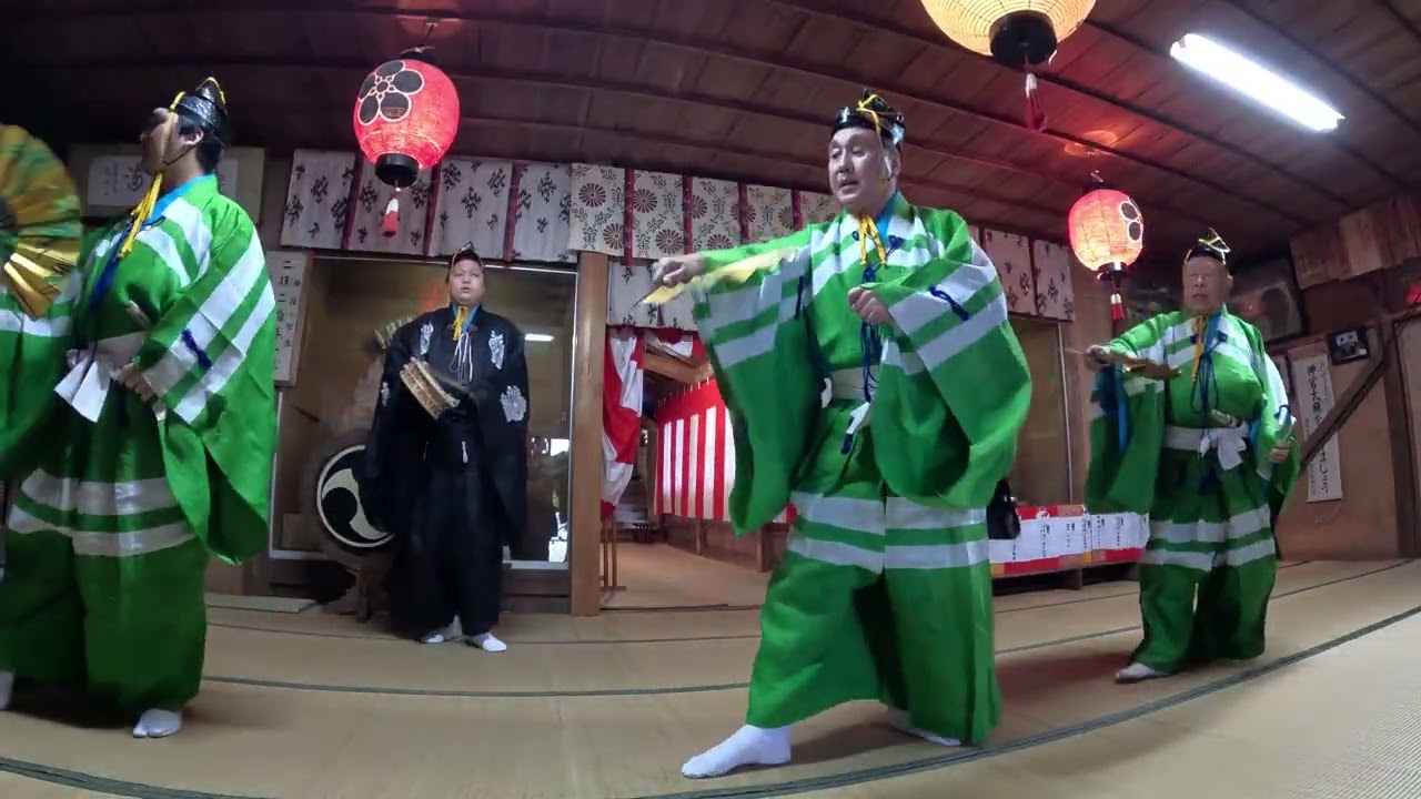 「越前万歳」日本三大古典万歳のひとつに数えられ、重要無形文化財。新春に祝言を述べる代表的祝福芸。味真野神社で、元旦に初舞が奉納される。福井県 越前市。2026年1月1日。