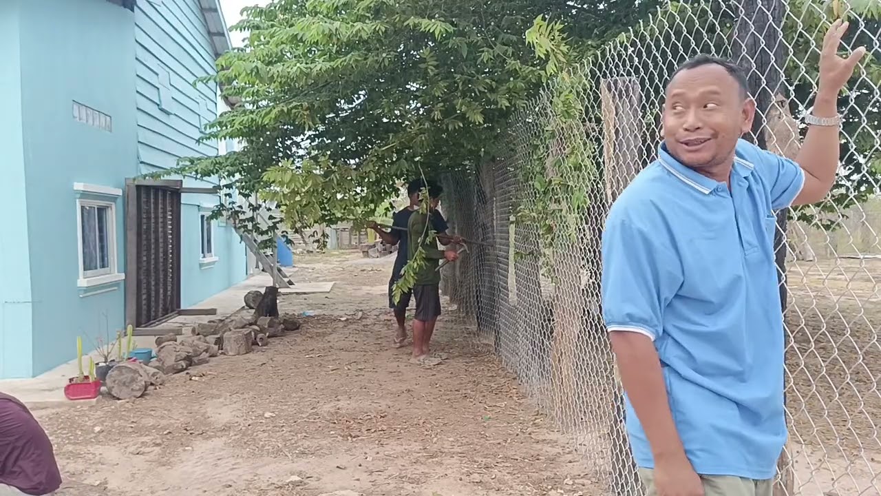 ជាងទំនេរដាក់លួសសំណាញ់ដីលោកពូខាឲ្យហើយ